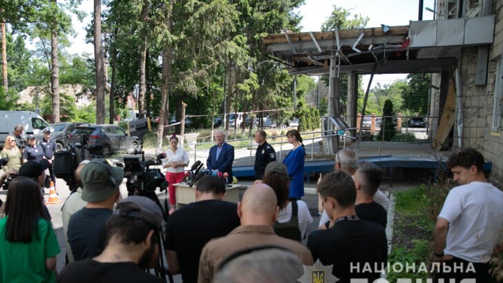 Спецпредставитель ЕС по правам человека Эймон Гилмор посетил Бучу и Ирпень/Фото: Национальная полиция в Киевской области