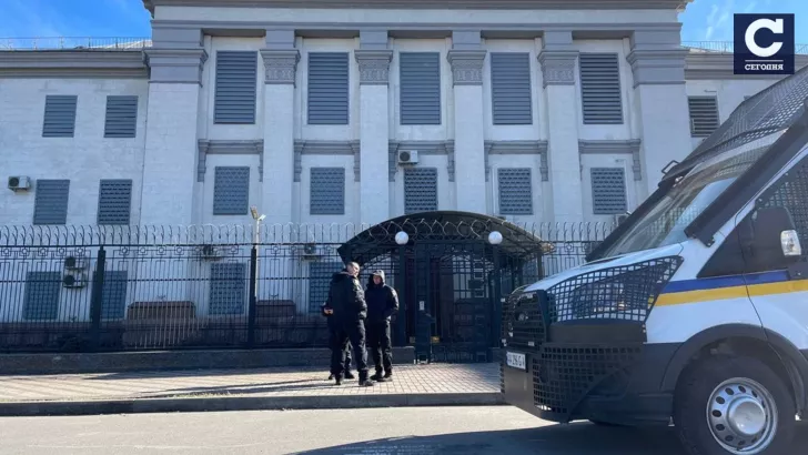 Под посольством РФ в Киеве дежурит полиция и Нацгвардия. Фото: "Сегодня"