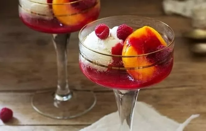 Peach Melba десерт