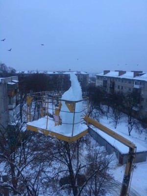 В Харькове с крыш снимают гигантские сосульки | Фото: Facebook