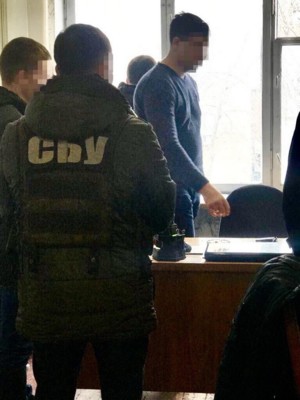 В Черкассах задержали полицейского-взяточника | Фото: СБУ