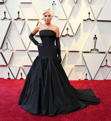 Леди Гага в платье от Alexander McQueen | Фото: Getty Images