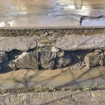 В Бердянске из-за разбитой канализации разрушается дорожное полотно. Фото: Бердянск-24