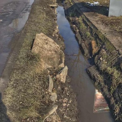 В Бердянске из-за разбитой канализации разрушается дорожное полотно. Фото: Бердянск-24