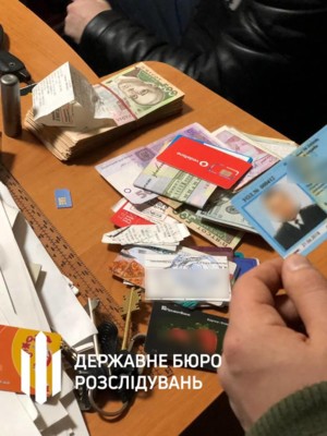 В Одессе двое сотрудников СИЗО попались на вымогательстве взятки. | Фото: ГБР