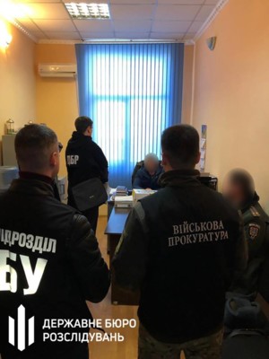 В Одессе двое сотрудников СИЗО попались на вымогательстве взятки. | Фото: ГБР