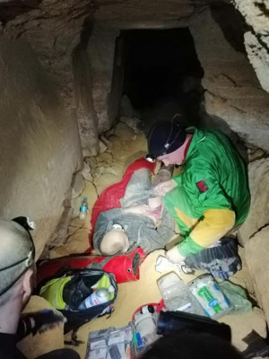 Под Одесской спасатели пришли на помощь спелеологу, которого привалило в катакомбах | Фото: Думская