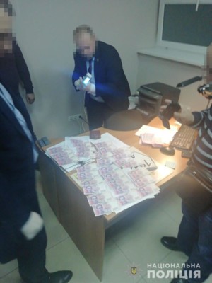 В Запорожье двое чиновников попались на получении взяток | Фото: Нацполиция