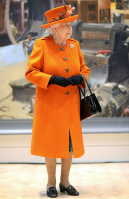 Королева Великобритании Елизавета II в ярко-оранжевом весеннем образе | Фото: AFP