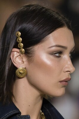Золотистые заколки для волос: женский стиль | Фото: Pinterest