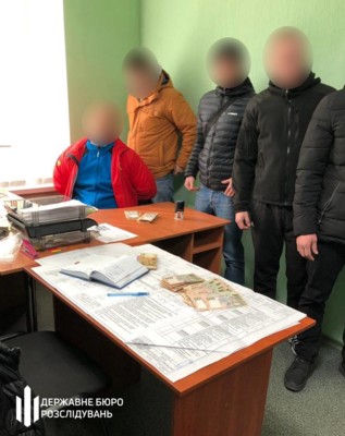 В Запорожской области на получении взятки в 280 тысяч гривен задержали сотрудника ГСЧС | Фото: ГБР