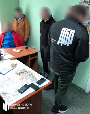 В Запорожской области на получении взятки в 280 тысяч гривен задержали сотрудника ГСЧС | Фото: ГБР