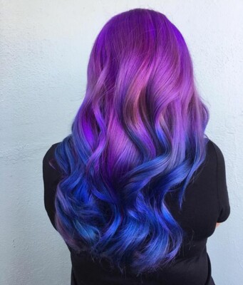 Цветное окрашивание по всей длине: сочетание фиолетового и синего цветов | Фото: Pinterest