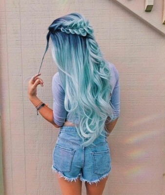 Голубые волосы: цветное окрашивание волос на длинные волосы | Фото: Pinterest