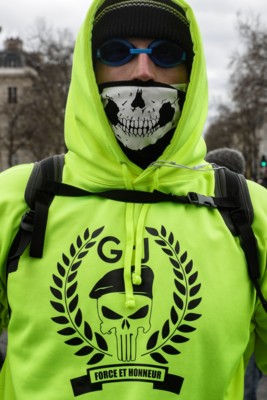 "Желтые жилеты" снова устроили стычки с полицией в Париже | Фото: AFP