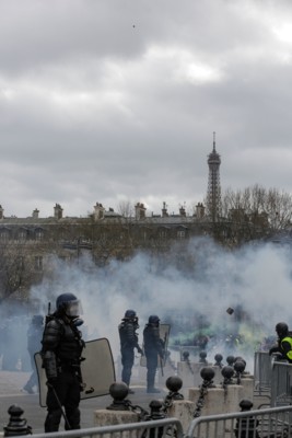 "Желтые жилеты" снова устроили стычки с полицией в Париже | Фото: AFP