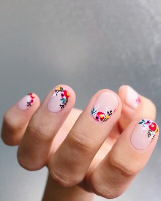 Весенний маникюр на короткие ногти с цветочным принтом | Фото: Pinterest