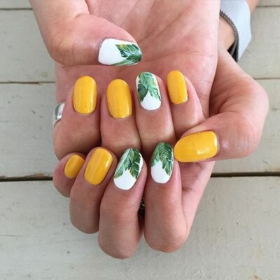 Яркий желтый дизайн ногтей с рисунком листочков | Фото: Pinterest