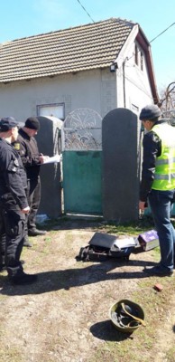 В Одесской области мужчина обнаружил на калитке своего дома гранату | Фото: Нацполиция