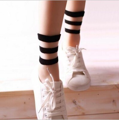 Прозрачные модные носки с черными вставками | Фото: Pinterest
