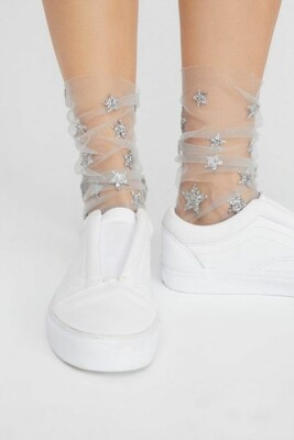 Прозрачные носки-сетка с блестящими звездами и белыми слипонами | Фото: Pinterest