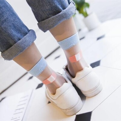 Прозрачные носки с имитацией пластыря: тренд 2019 | Фото: Pinterest
