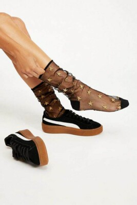 Черные прозрачные носки со звездами в сочетании с черными кроссовками | Фото: Pinterest