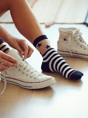Спортивные кеды и прозрачные носки в черную звездочку: стильные идеи | Фото: Pinterest