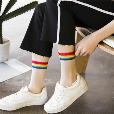 Белые сникерсы в тандеме с капроновыми носками в разноцветную полоску | Фото: Pinterest