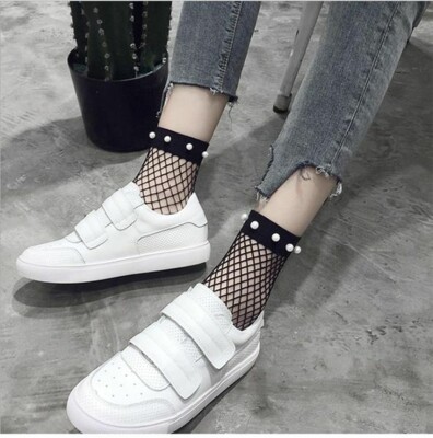 Носки в сетку и белые кроссовки на липучках | Фото: Pinterest