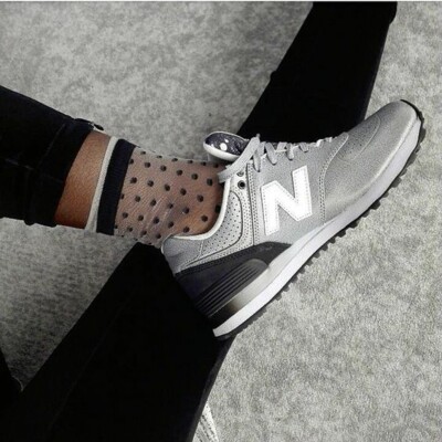 Стильные идеи спортивной обуви и прозрачных носков в горошек | Фото: Pinterest
