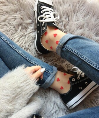 Черные кеды и прозрачные носки с модным принтом – красными сердечками | Фото: Pinterest