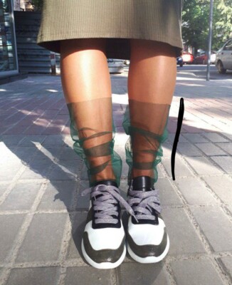 Зеленые прозрачные носки в тандеме с бело-болотными кроссовками | Фото: Pinterest