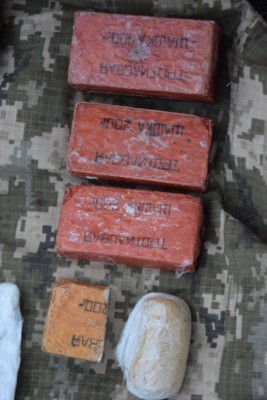 На Донбассе возле КПВВ обнаружили тайник с гранатами и взрывчаткой | Фото: ГПСУ