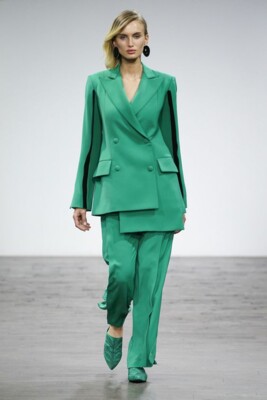 Монохромный образ: зеленый асимметричный пиджак и брюки из шифона | Фото: Pinterest