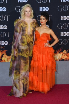 Гвендолин Кристи и Натали Эммануэль в ярких платьях | Фото: AFP