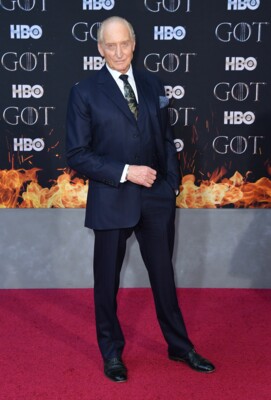 Чарльз Дэнс в темно-синем костюме и галстуком с золотистым узором | Фото: AFP