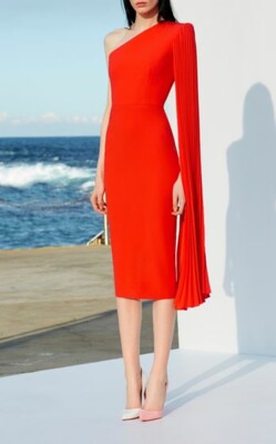 Красное классическое платье с плиссированным рукавом | Фото: Pinterest