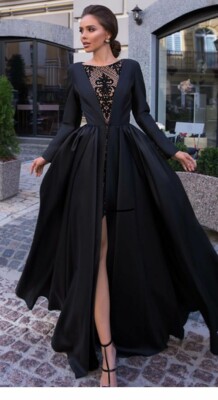 Черное платье с ажурной ставкой в области декольте | Фото: Pinterest