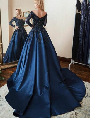 Темное-синее атласное платье с верхом, украшенным бисером | Фото: Pinterest