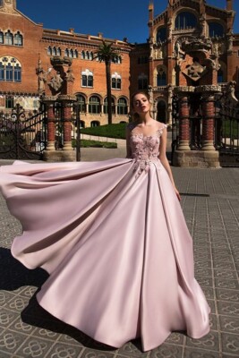 Роскошное атласное платье нежно-розового оттенка | Фото: Pinterest