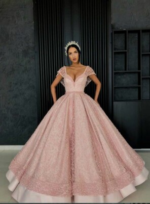 Платье королевы бала – нежно розовое с диадемой из жемчуга | Фото: Pinterest