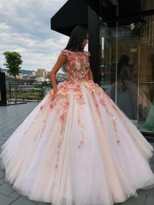 Нежно-розовое платье с крупными цветами | Фото: Pinterest