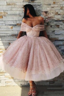 Розовое пышное платье средней длины с оголенными плечами | Фото: Pinterest
