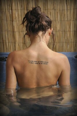 Актуальные надписи хной: выбираем тату на спине | Фото: Pinterest