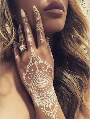 Временное тату белого цвета на пальцах и руке | Фото: Pinterest