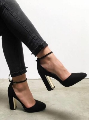 Классические черные туфли с ремешком на щиколотке | Фото: Pinterest