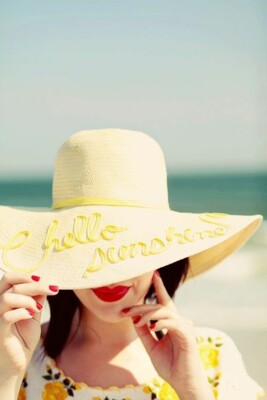 Соломенная шляпа с надписями и желтой лентой | Фото: Pinterest