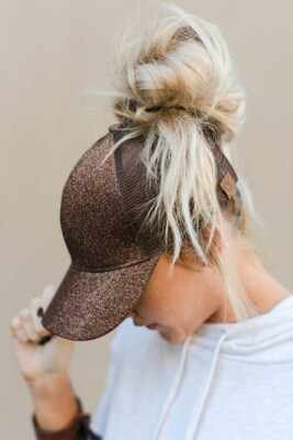 Женская кепка коричневого цвета с шиммером | Фото: Pinterest