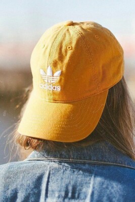 Желтая спортивная кепка с названием бренда | Фото: Pinterest